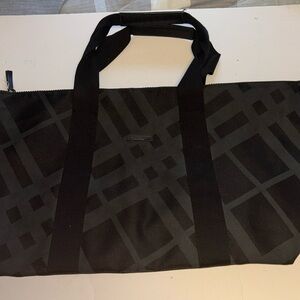 BURBERRY FRAGRANCE DUFFEL BAG BLACK WITH BLOCK DESIGN  FULL ZIPPER NWOTS
